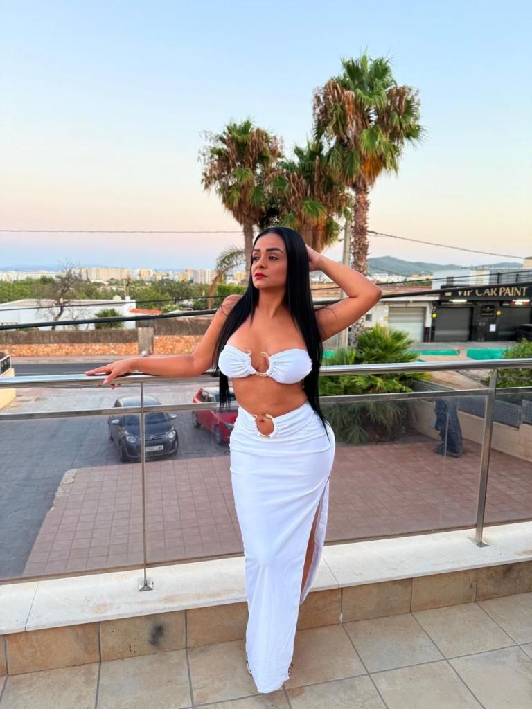 Chica busca chico en Ibiza: 