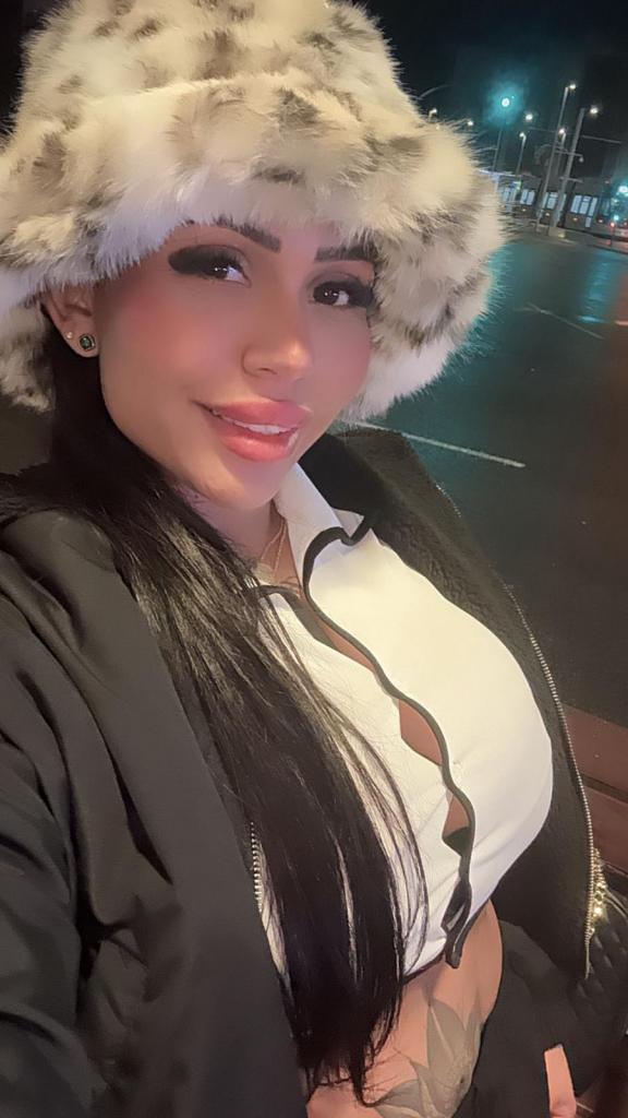 647083903: Chica busca chico en Sevilla