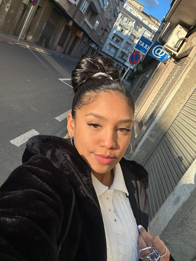 641079140: Chica busca chico en La Coruña