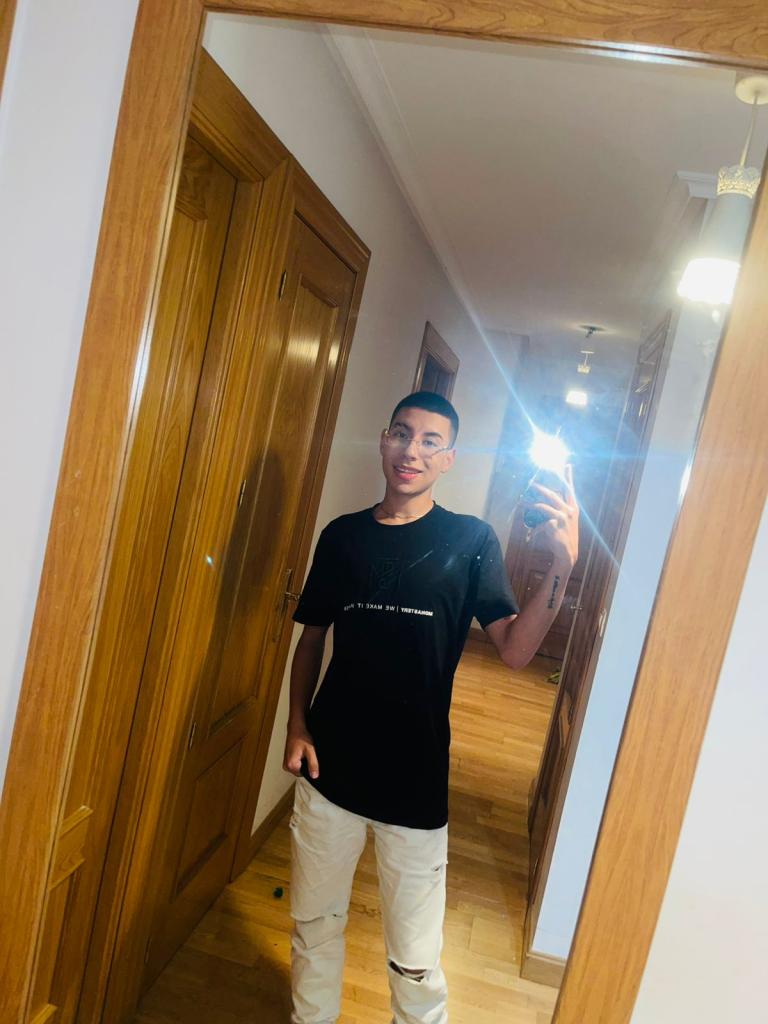 Chico busca chica en Sevilla: 