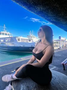 647270375: Chica busca chico en Cantabria