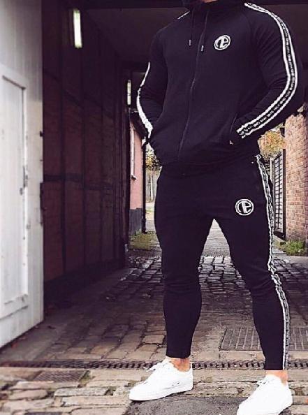 Chico busca chica en Sevilla: 