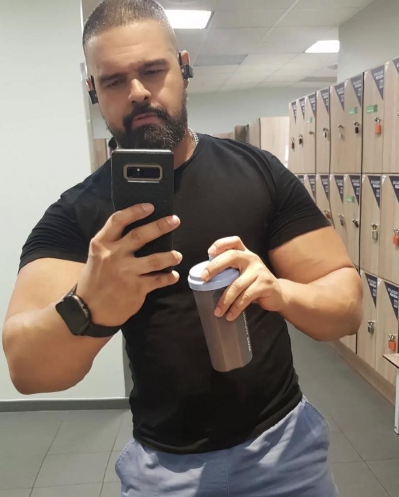 687716981: Chico busca chica en Barcelona