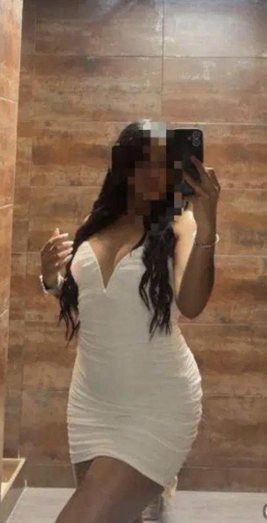 667609165: Chica busca chico en Sevilla