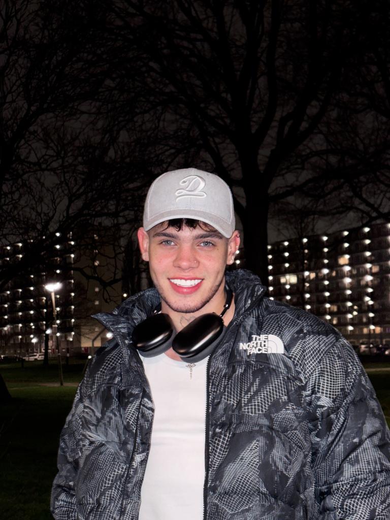 611281428: Chico busca chica en Madrid