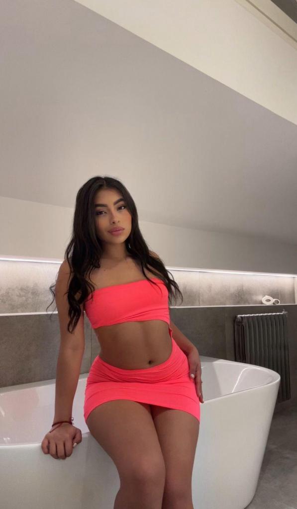 647261567: Chica busca chico en Barcelona