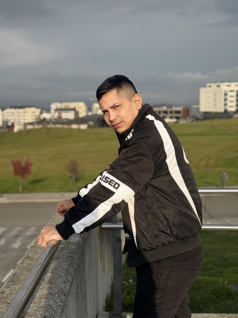 Chico busca chica en Granada: 