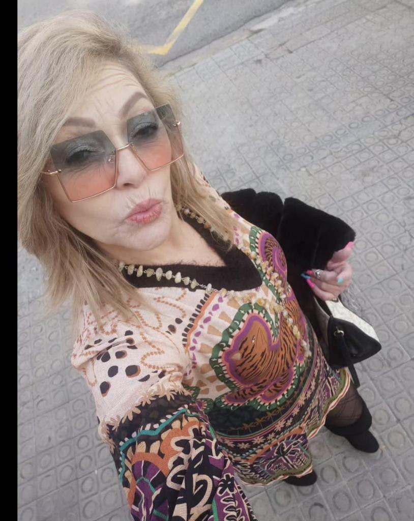 602670111: Chica busca chico en Barcelona