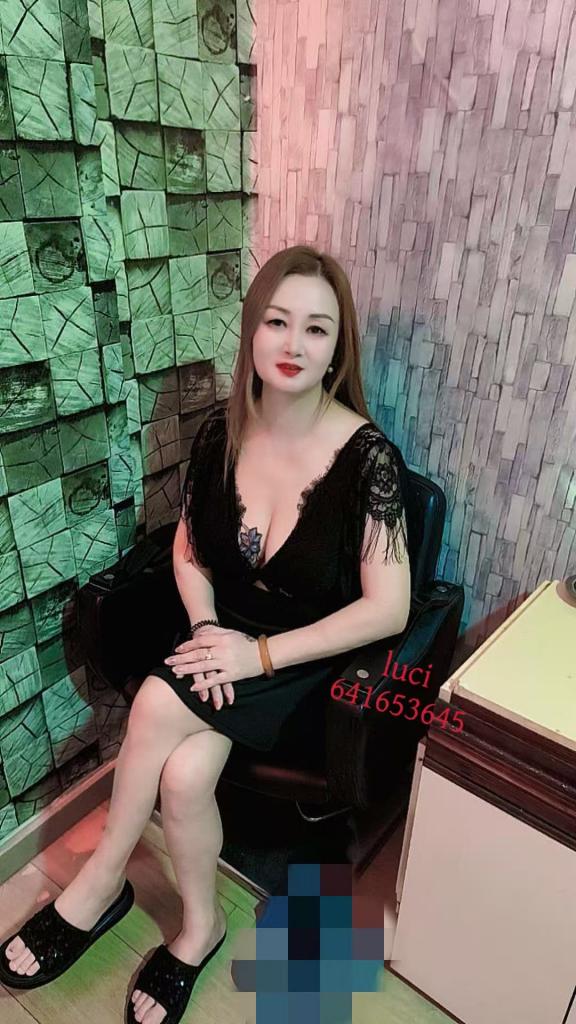 631643981: Chica busca chico en Barcelona