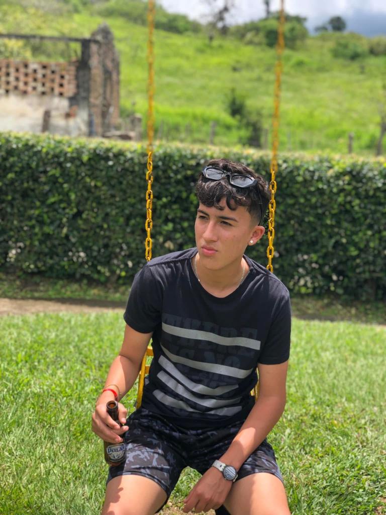 Chico busca chica en Sevilla: 