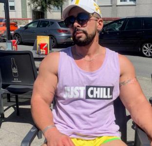 698133722: Chico busca chica en Barcelona