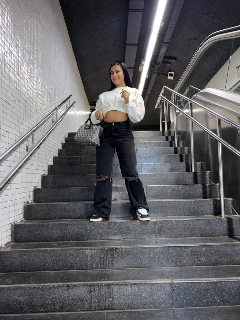 647358933: Chica busca chico en Barcelona