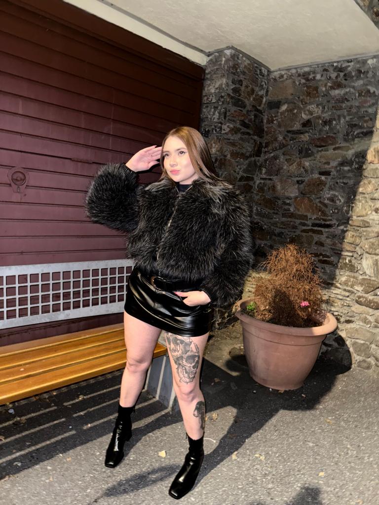 647254110: Chica busca chico en Lérida