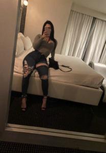 654988287: Chica busca chico en Sevilla