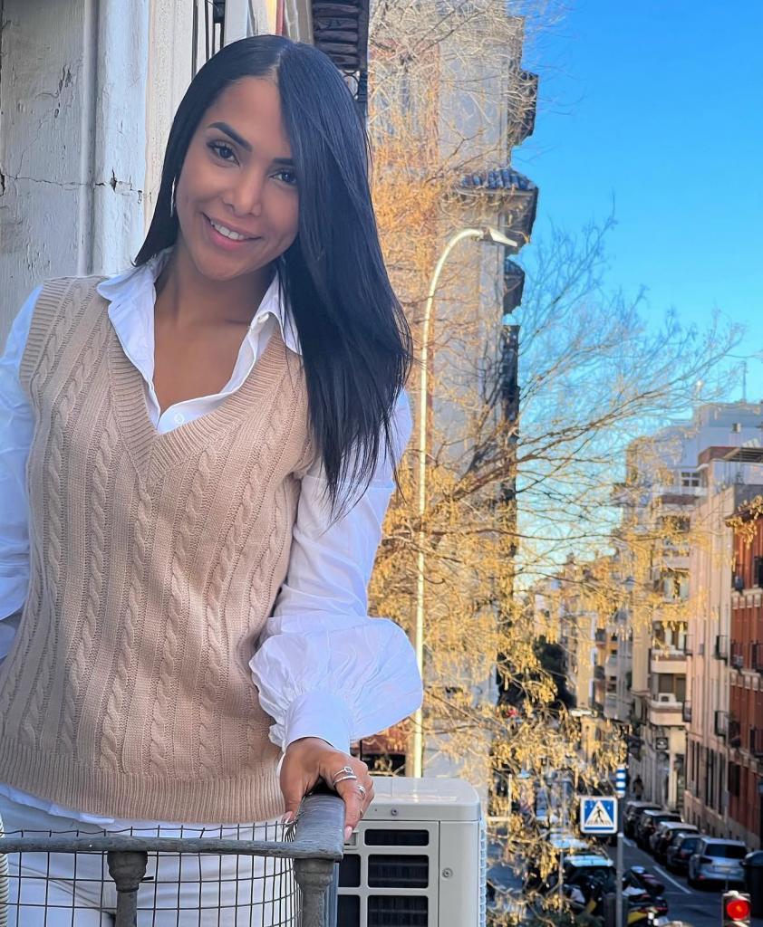 613792147: Chica busca chico en Barcelona