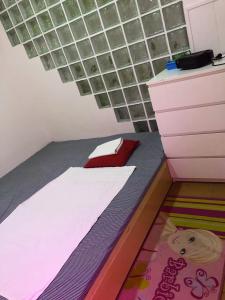 654746818: Chica busca chico en Barcelona