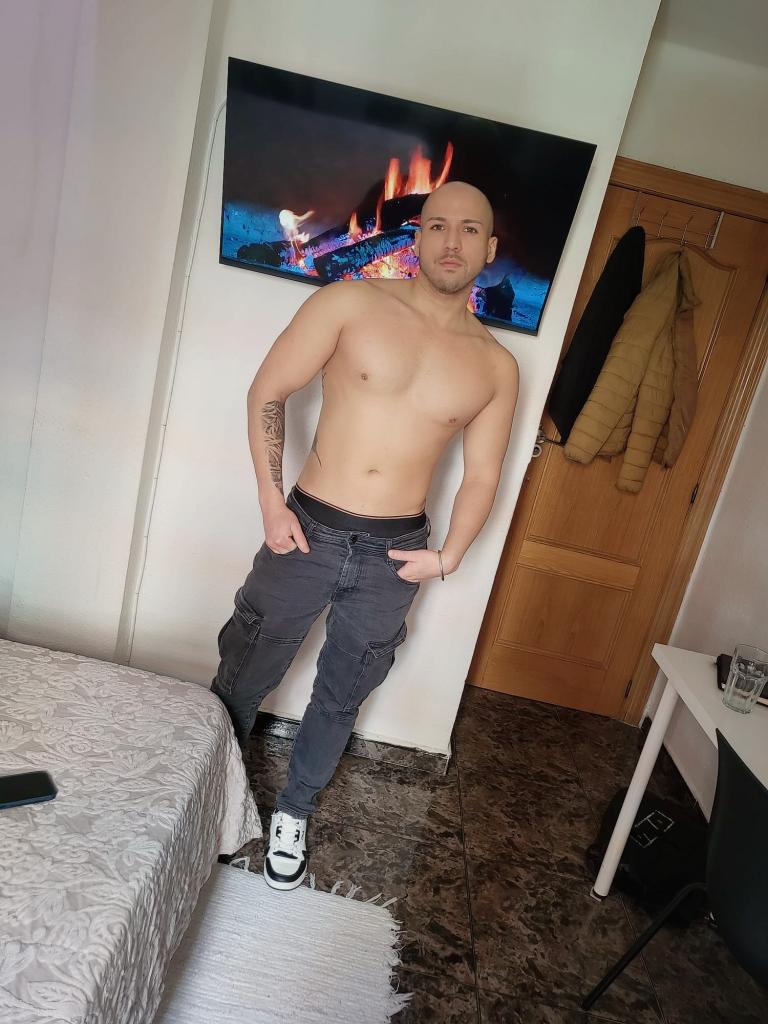 663134111: Chico busca chica en Valencia