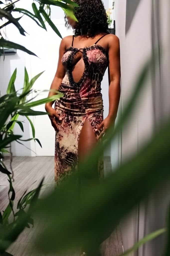 695835696: Chica busca chico en Sevilla