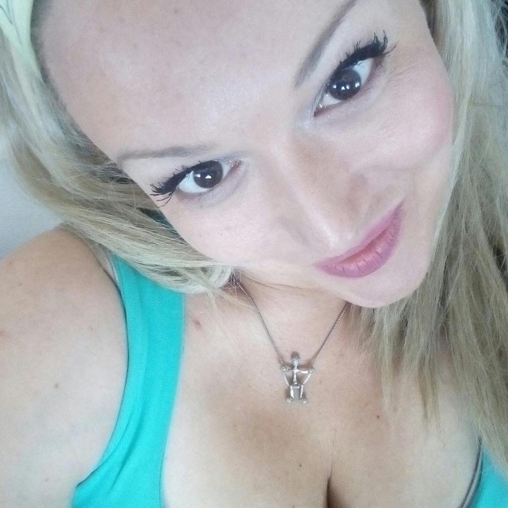 613958151: Chica busca chico en La Coruña