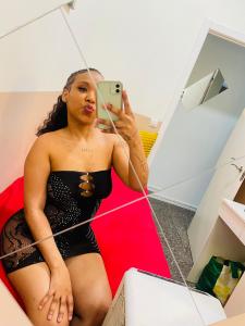 664039809: Chica busca chico en Barcelona