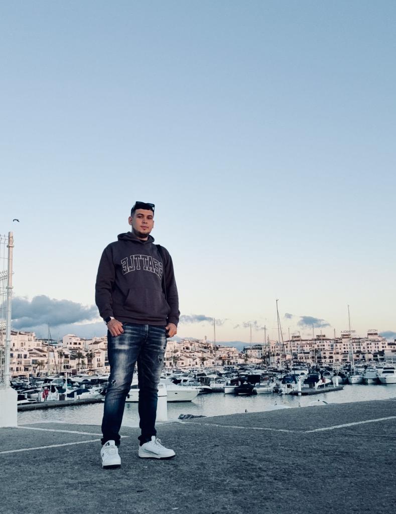 Chico busca chica en Sevilla: 