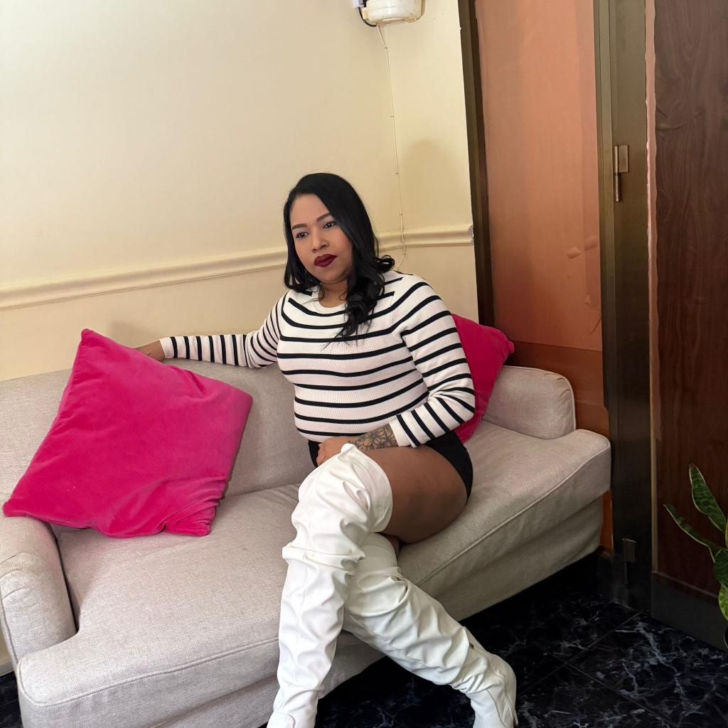 647781551: Chica busca chico en Barcelona