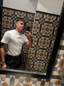 Chico busca chica en Granada: 