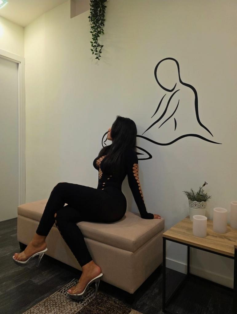 647308043: Chica busca chico en Barcelona