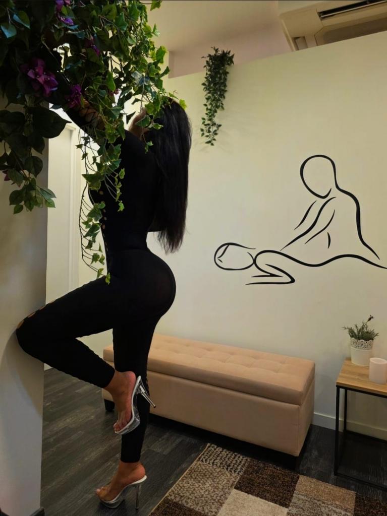 647321206: Chica busca chico en Barcelona