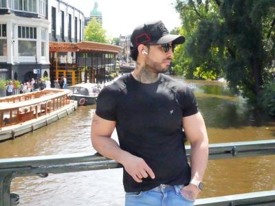 647045713: Chico busca chica en Barcelona