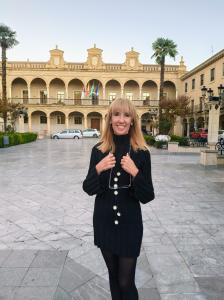 665934141: Chica busca chico en Sevilla