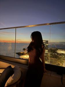 610332215: Chica busca chico en Ibiza