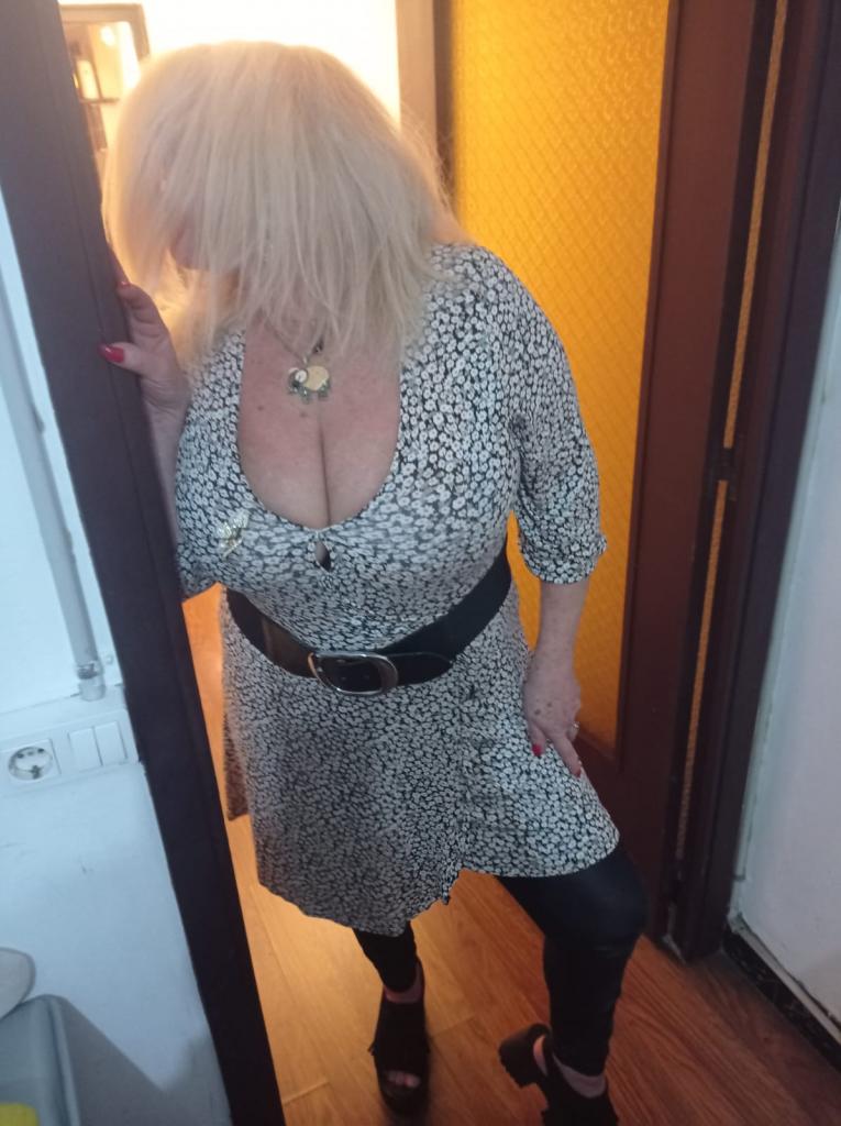 631938329: Chica busca chico en Barcelona