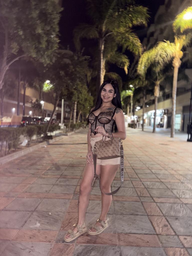 614210813: Chica busca chico en Barcelona