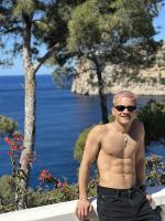 643752296: Chico busca chica en Barcelona