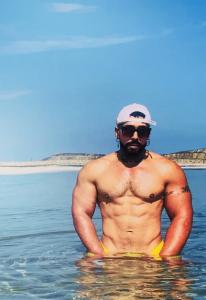 698133722: Chico busca chica en Barcelona