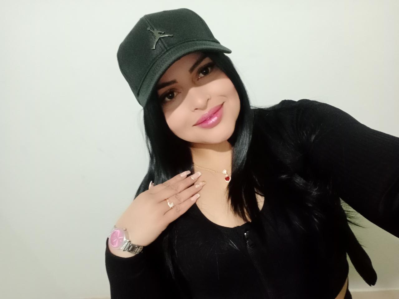 667037085: Chica busca chico en Sevilla