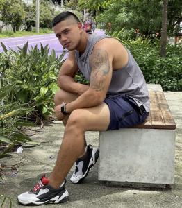 647236282: Chico busca chica en Valencia