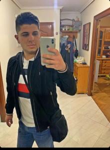 631341789: Chico busca chica en Lugo