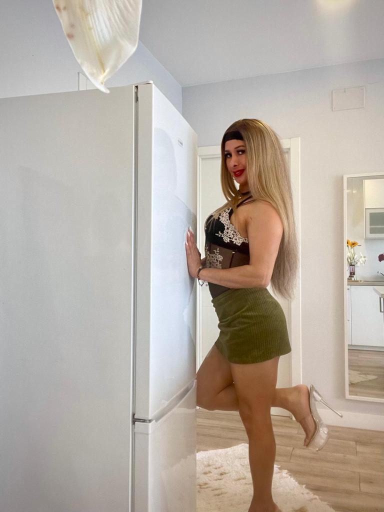 672825788: Transexual en La Coruña