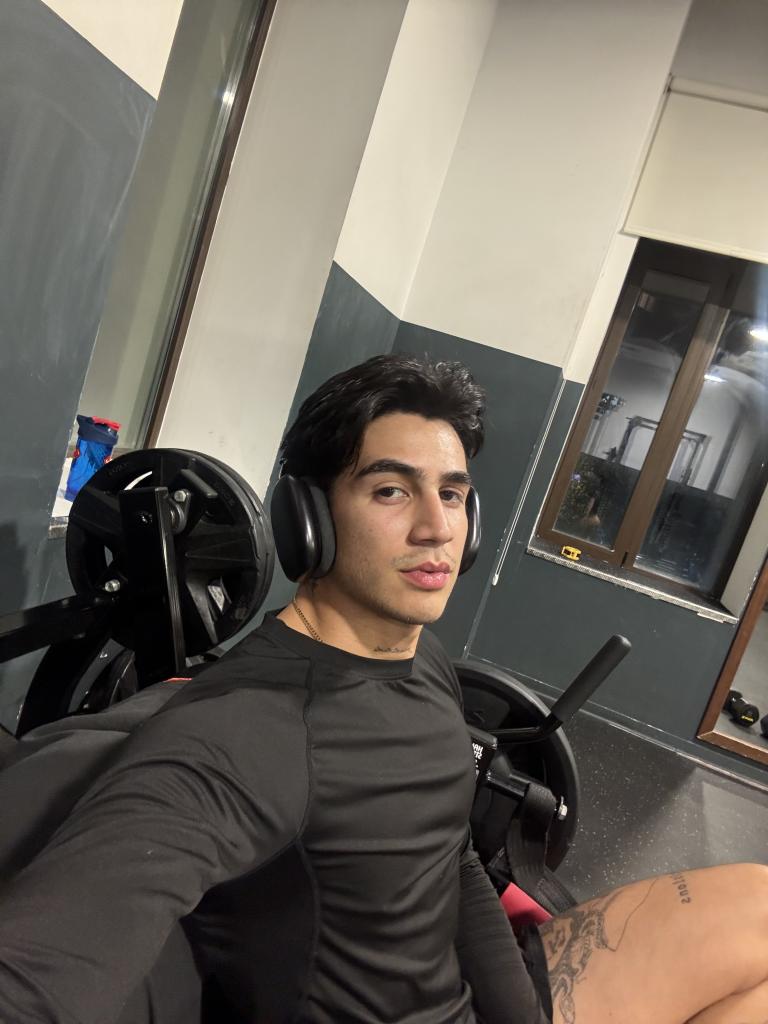 Chico busca chica en Sevilla: 