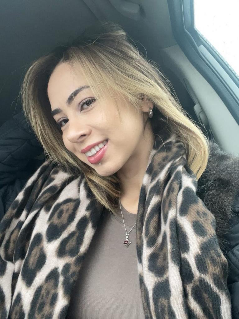 631274294: Chica busca chico en Barcelona