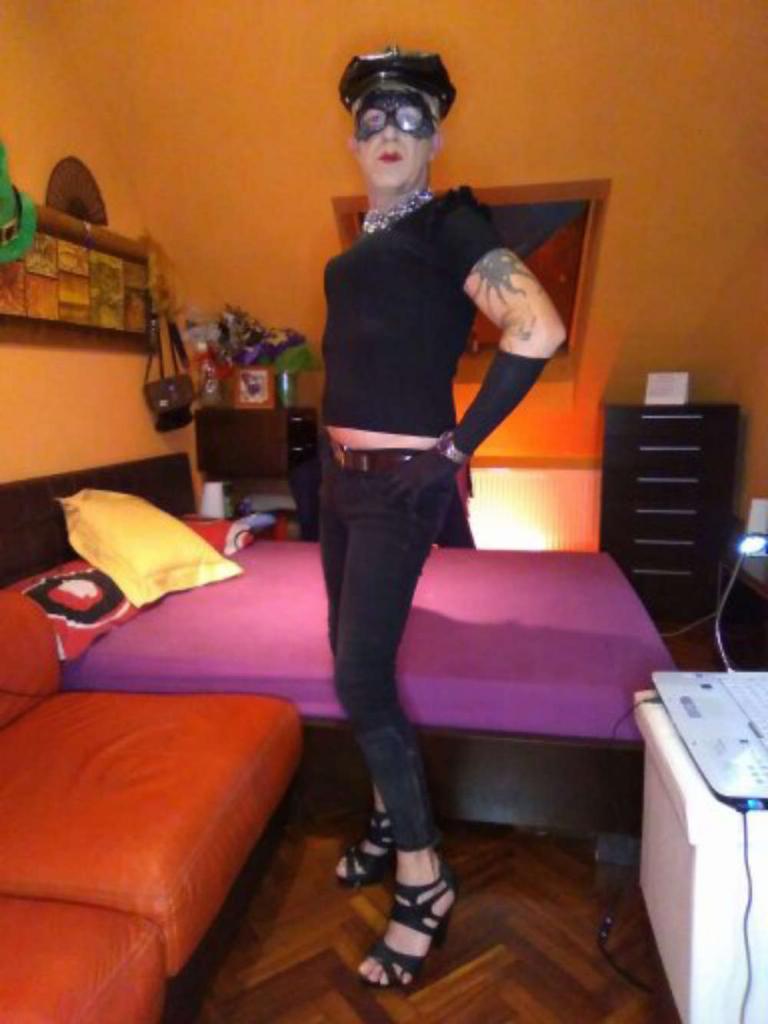 670428737: Transexual en Pontevedra